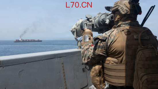 2026 年 4 月 20 日，美军在 “托斯卡号”（M/V Touska）商船附近的阿拉伯海巡逻。此前，美军向这艘悬挂伊朗国旗的船只开火，美方指控其试图违反美国在霍尔木兹海峡附近对伊朗港口实施的海上封锁。