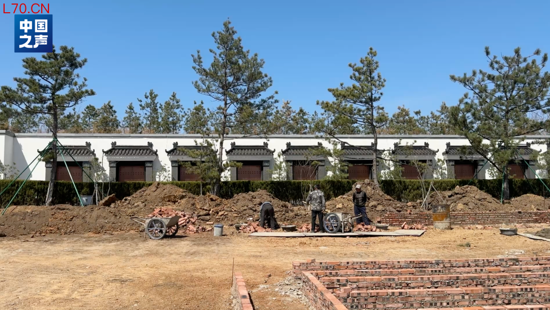 △工人正在施工开挖新的墓穴