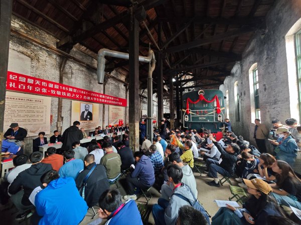组图：探寻百年京张路 书香诵读致青春