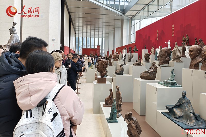 观众正在参观展览。人民网记者 韦衍行摄