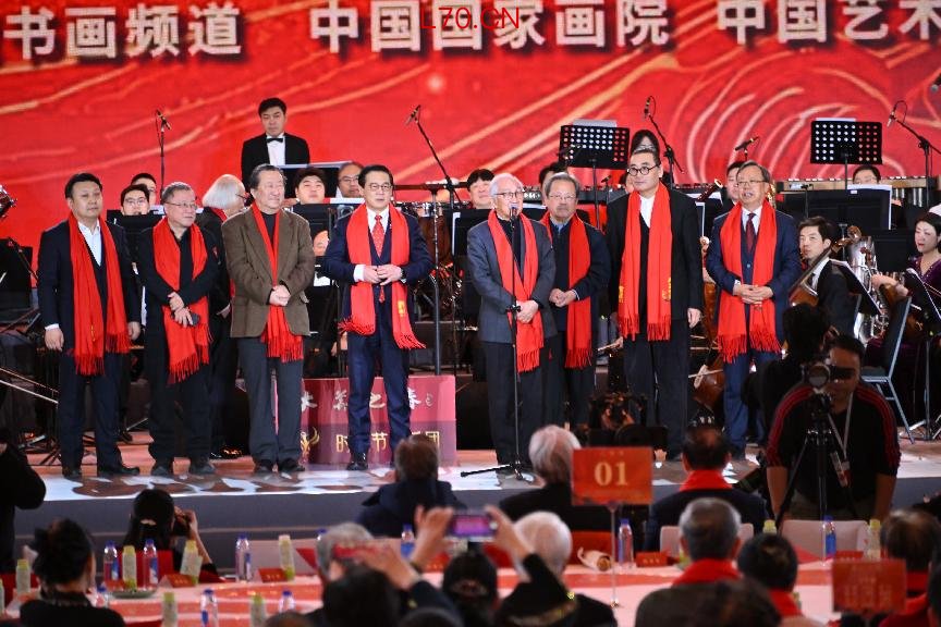 从左到右依次为：潘义奎、张显、杨晓阳、徐里、靳尚谊、冯远、刘万鸣、王平向全国观众送上诚挚的新春问候