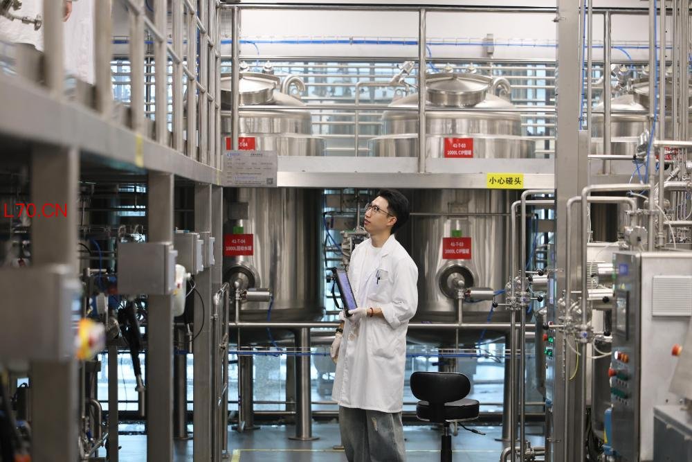 6月18日，科研人员在中国科学院天津工生所智能生物制造中试平台工作。新华社记者 李然 摄