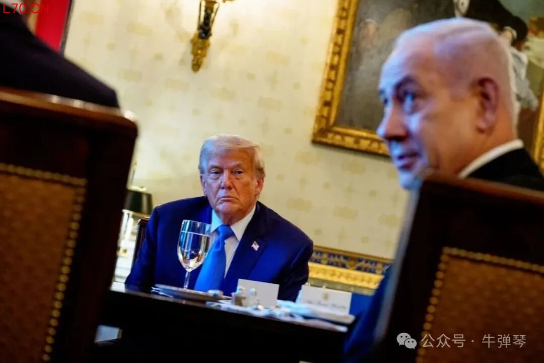 以色列总理本杰明&middot;内塔尼亚胡在2025年7月7日华盛顿特区白宫蓝厅的晚宴上，在总统唐纳德&middot;特朗普的陪同下发表讲话。