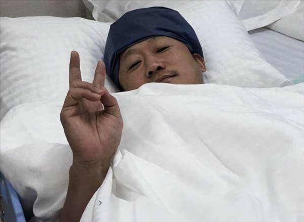 下一个张雪峰? 52岁吴京身体出现“异样”, 担心的事情发生了